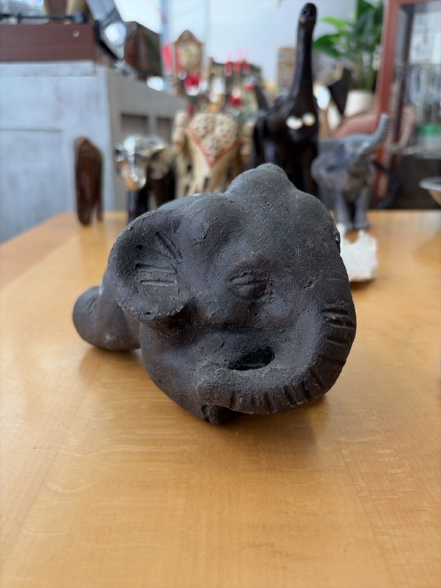 Figuren: Dekorative Elefantenfigur aus dunklem Material, liegend – Gebraucht aus Rorschach von TrendyDeals