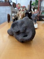 Dekorative Elefantenfigur aus dunklem Material, liegend