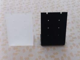 2 Ohrringständer schwarz/weiss, Acryl/Plastik