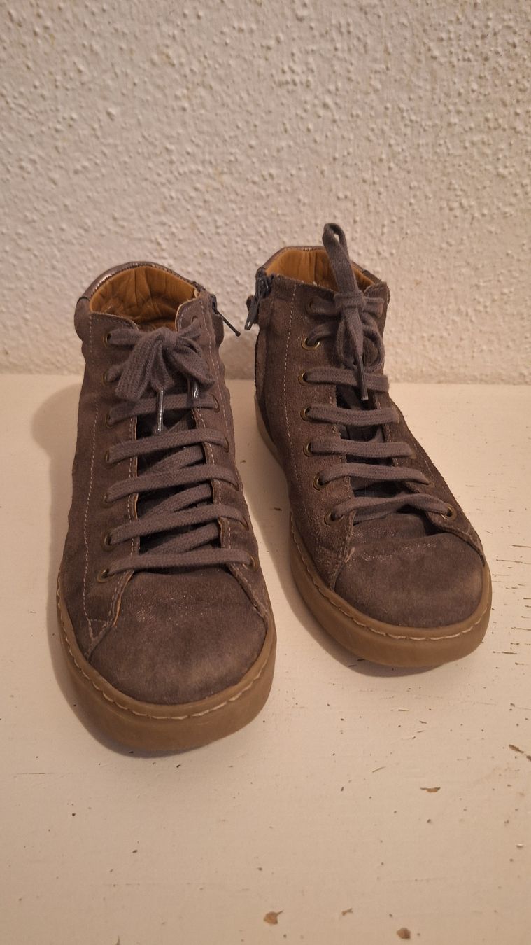 Schuhe für Jungen: Schuhe Mädchen 34, Wildleder Braun – Gebraucht aus Richterswil von C011