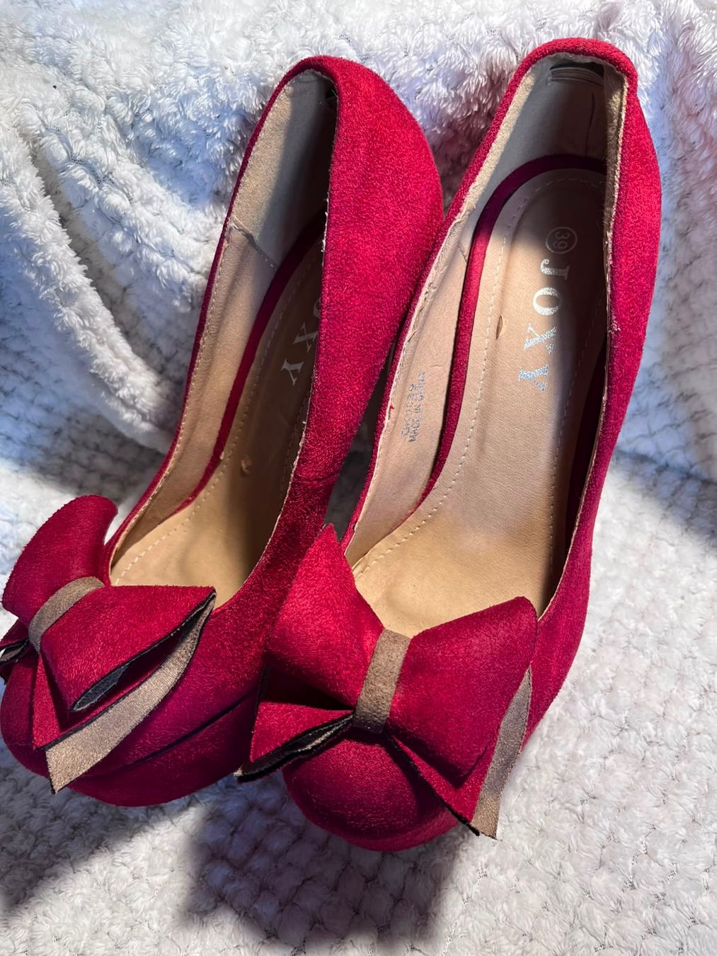 Chaussures femmes: Rote High Heel Pumps mit Schleife – D'occasion à Flüelen par Raubkatze-Achilles 2