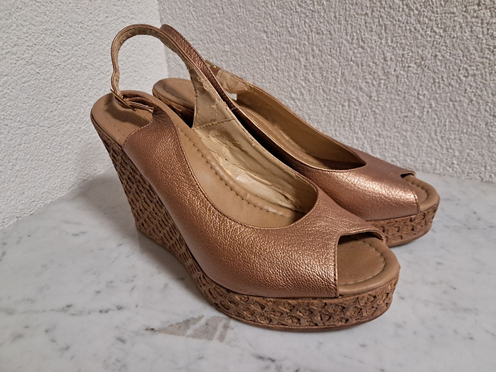 Scarpe da donna: goldene Sandale mit Kailabsatz Gr. 39 – Usato da Weinfelden venduto da Da-ryn01 1