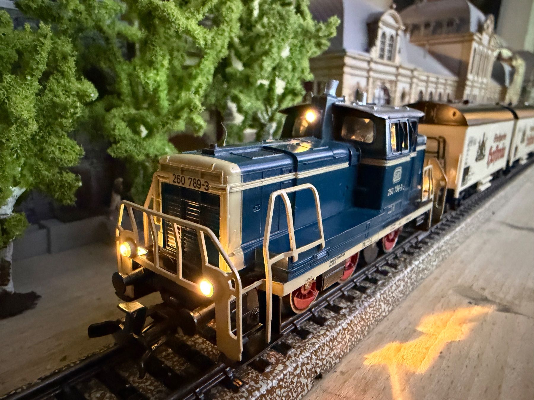 Märklin Modelleisenbahnen: Märklin 3141 DB BR 260 Bierzug – Gebraucht aus Lupsingen von New-Haven