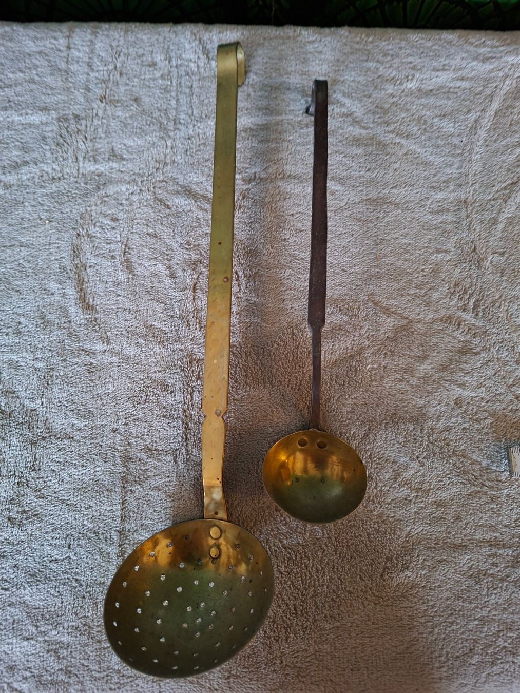 Elettrodomestici da cucina: 2 sehr alte Messing Schöpfkellen / Siebkellen - Vintage – Usato da Otelfingen venduto da silver-moon