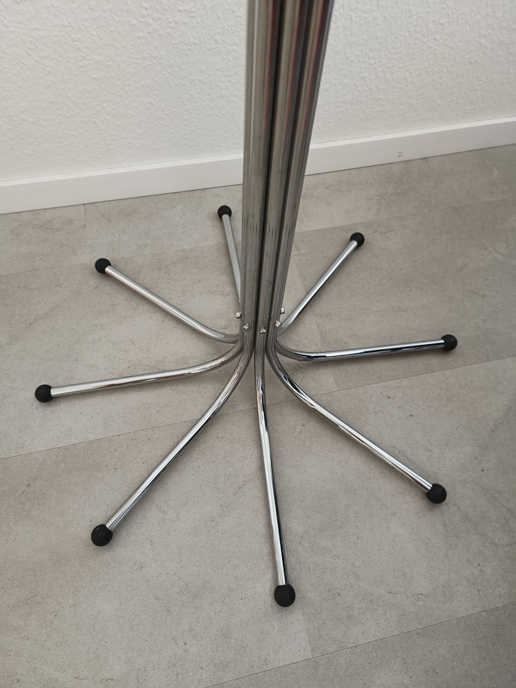 Basi per albero di Natale: "Coat Tree" verchromte Garderobenständer von Sidse Werner – Usato da Basel venduto da Crisi 1