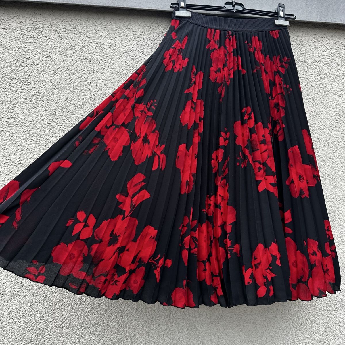 H&M Gonne: Schwarzer Plissee-Rock mit Blumenmuster, Größe 38 – Usato da Zürich venduto da zor_9n5z 5