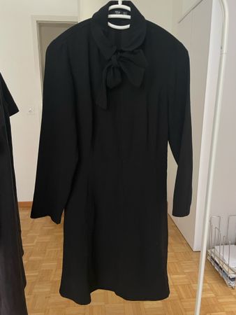 Elegantes, schwarzes Kleid von Mango, Grösse XS, Schlaufe