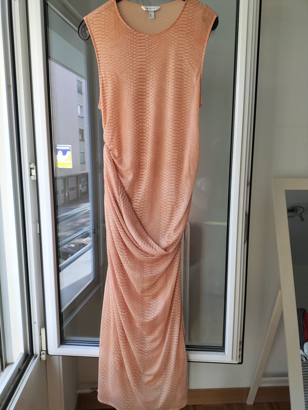 H&M Kleider: Robe en mesh à effet drapé H&M taille L – Gebraucht aus Clarens von fashionfou 2