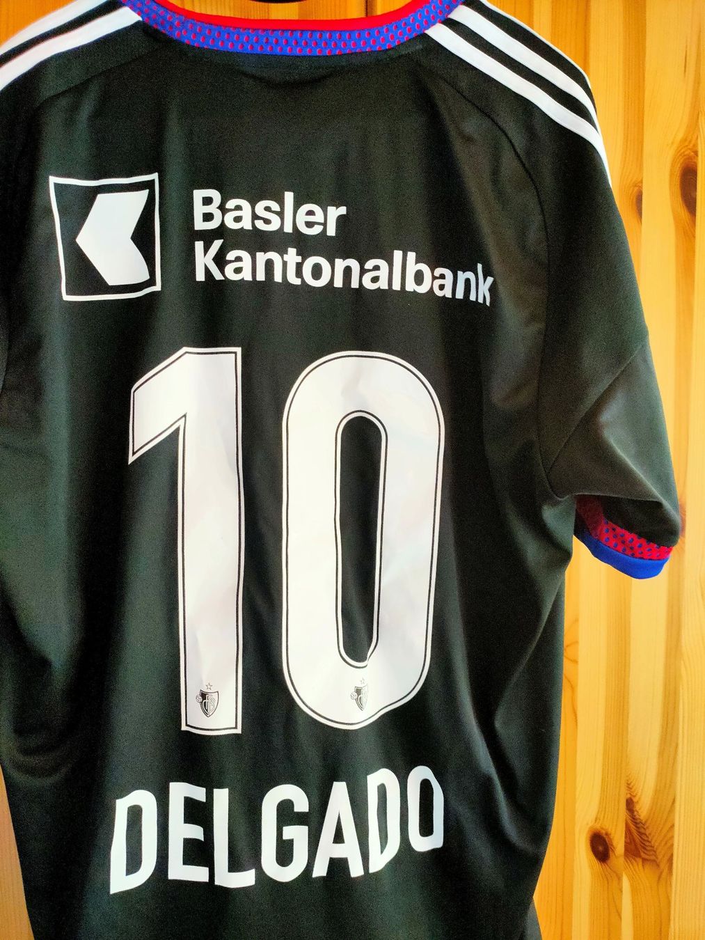 FC Basel Canottiere & Pantaloni: FC Basel Trikot mit Autogrammen – Usato da Leuk Stadt venduto da M56c0n 1
