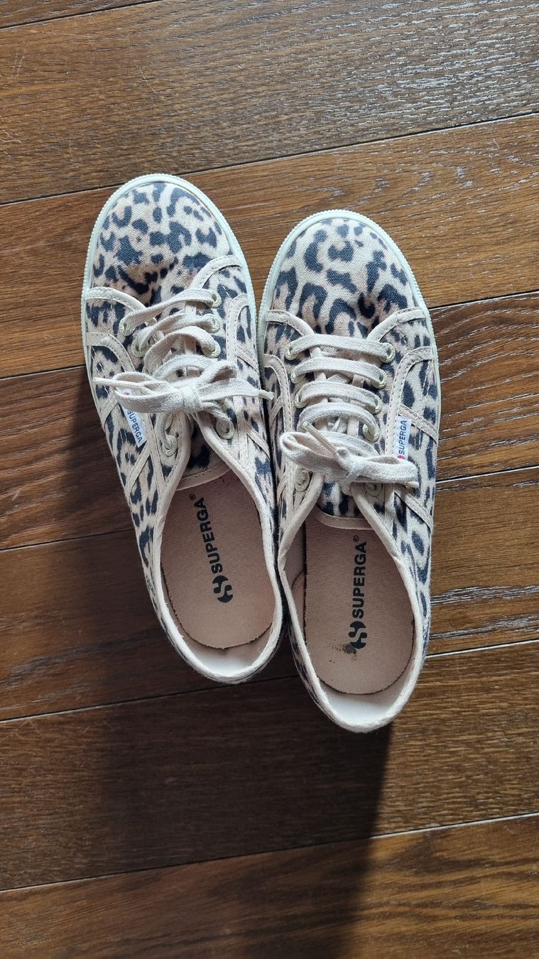 Superga Damenschuhe: Superga Sneaker mit Leopardenmuster – Gebraucht aus Belp von sfanny88