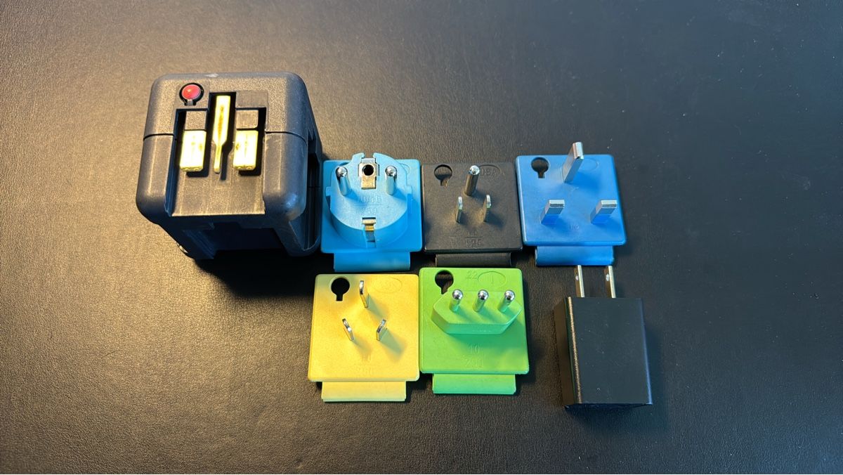 Unità & Adattatore: Schweizer Reise Adapter Welt – Usato da Bennwil venduto da escape39