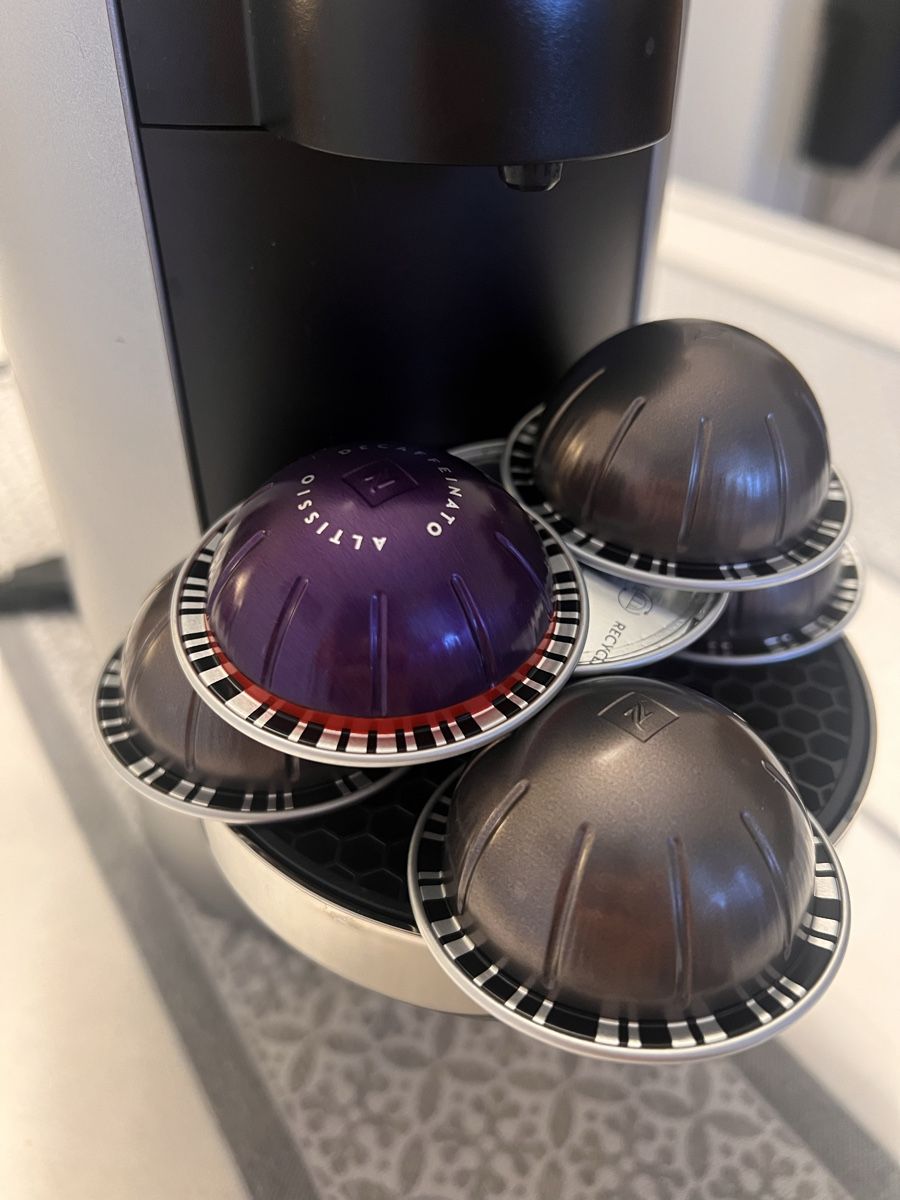 Nespresso Kaffeemaschinen & Espressomaschinen: NESPRESSO Macchina da caffè VERTUO PLUS, usata poco – Gebraucht aus Paradiso von dce_29dc