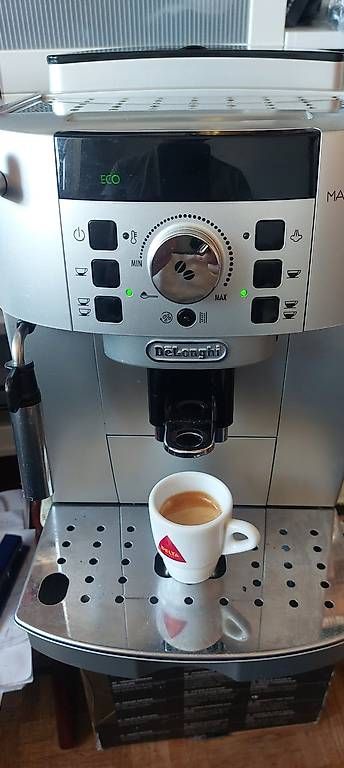 De'Longhi Kaffeemaschinen & Espressomaschinen: Splendide machine à café delonghi ecam 22.210SB . – Gebraucht aus Rolle von mro_5nyk