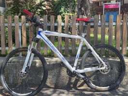 Gut gepflegtes Trekkingrad, bereit für sommerliche Trails!