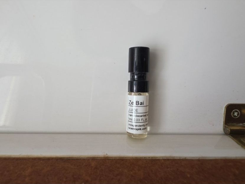 Profumi & Eau de Toilette: Jijide - Ze Bai - 1ml – Nuovo e nell'imballaggio originale da Winterthur venduto da FragranceLUXE