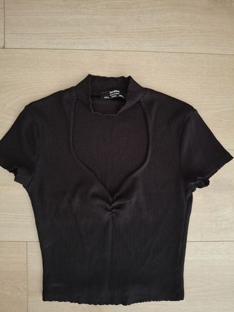 Haut noir élégant 