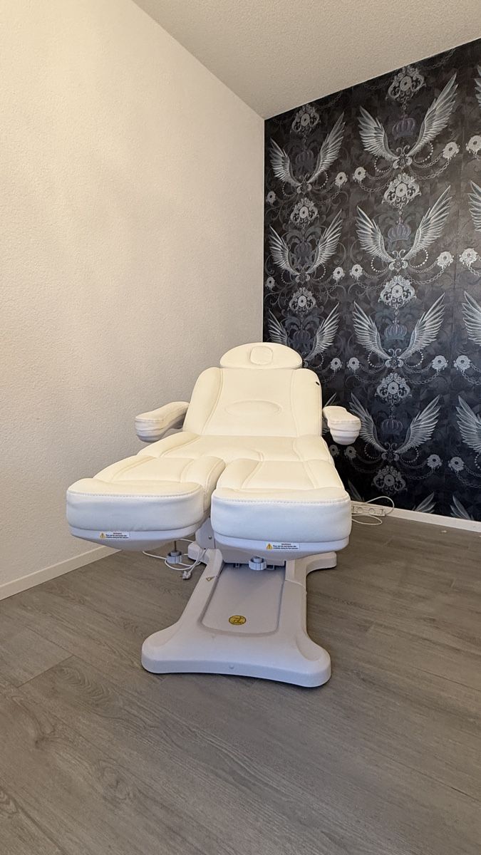 Fauteuils de soin:  Lit esthétique électrique professionnel – Neuf (Voir description) à Biel/Bienne par christellede 1