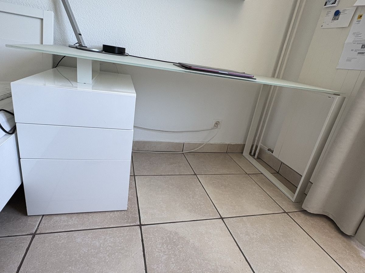 Schreibtische: Schreibtisch – Gebraucht aus Volketswil von ang_c2z8