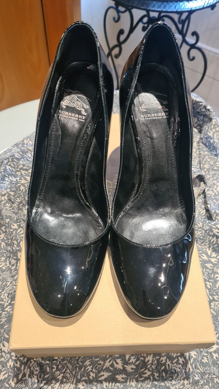 Burberry Scarpe da donna: Burberry Lack Pumps, Schwarz, Gr. 40, Elegant – Usato da Dussnang venduto da Mak13