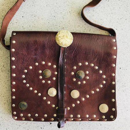 Tasche mit Münzen und Nieten