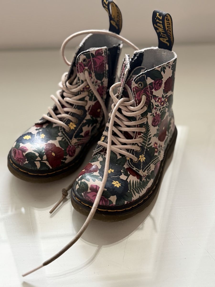 Dr. Martens Scarpe per ragazze: Süsse Dr. Martens Grösse 24 – Usato da Birmenstorf AG venduto da schattenfels