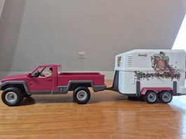 Schleich Pferdeanhänger mit Pick-up und zwei Pferden