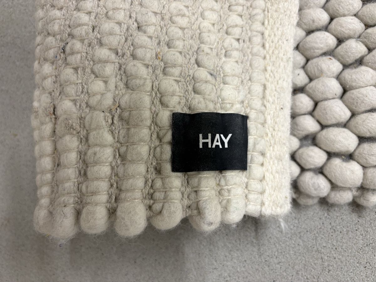 Tapis: HAY Peas Teppich 140x200cm Wolle/Baumwolle hellgrau – D'occasion à Zürich par mariusreusch 1