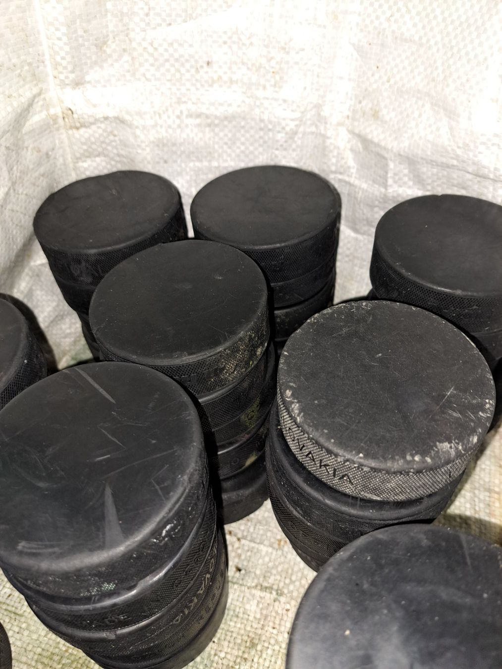 Ballons: 50 Eishockey Pucks – D'occasion à Fislisbach par Silo8