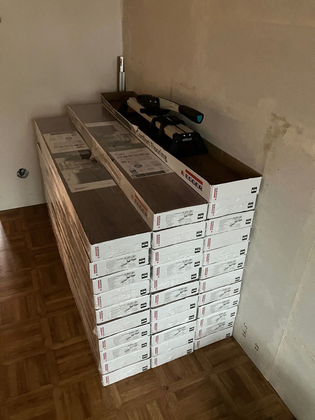 Rivestimenti per pavimenti: Laminat Boden Eiche "Egger Home Comfort Flooring" 64 m2 – Nuovo e nell'imballaggio originale da Schwanden-Brienz venduto da swisscopter 1