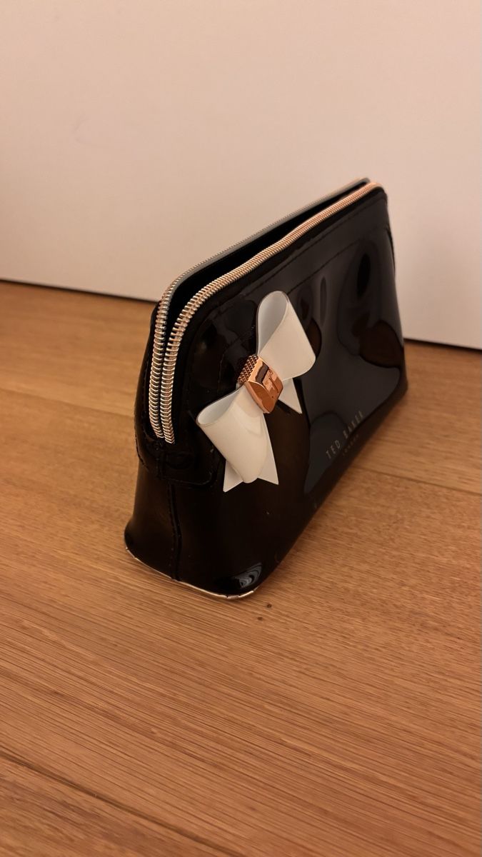 Custodie per cosmetici: Ted Baker Kosmetiktasche Lack Optik mit Schleife, Schwar – Usato da Wattwil venduto da take.that 4