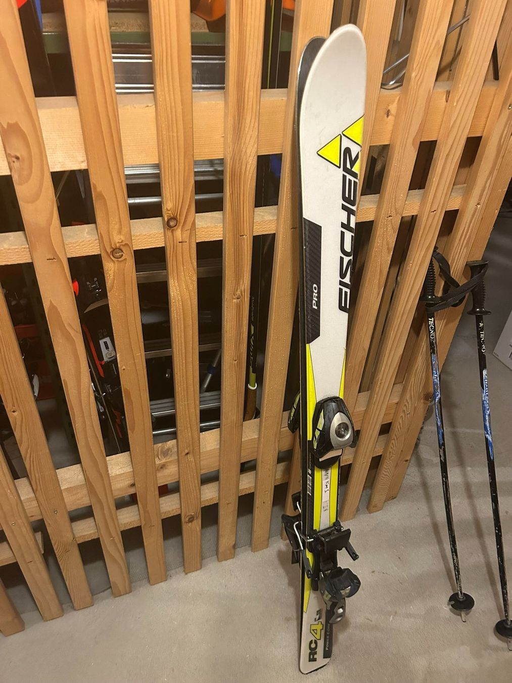 Fischer Sci: Ski Fischer 128cm mit Stöckli – Usato da Hagendorn venduto da diz_p6dg