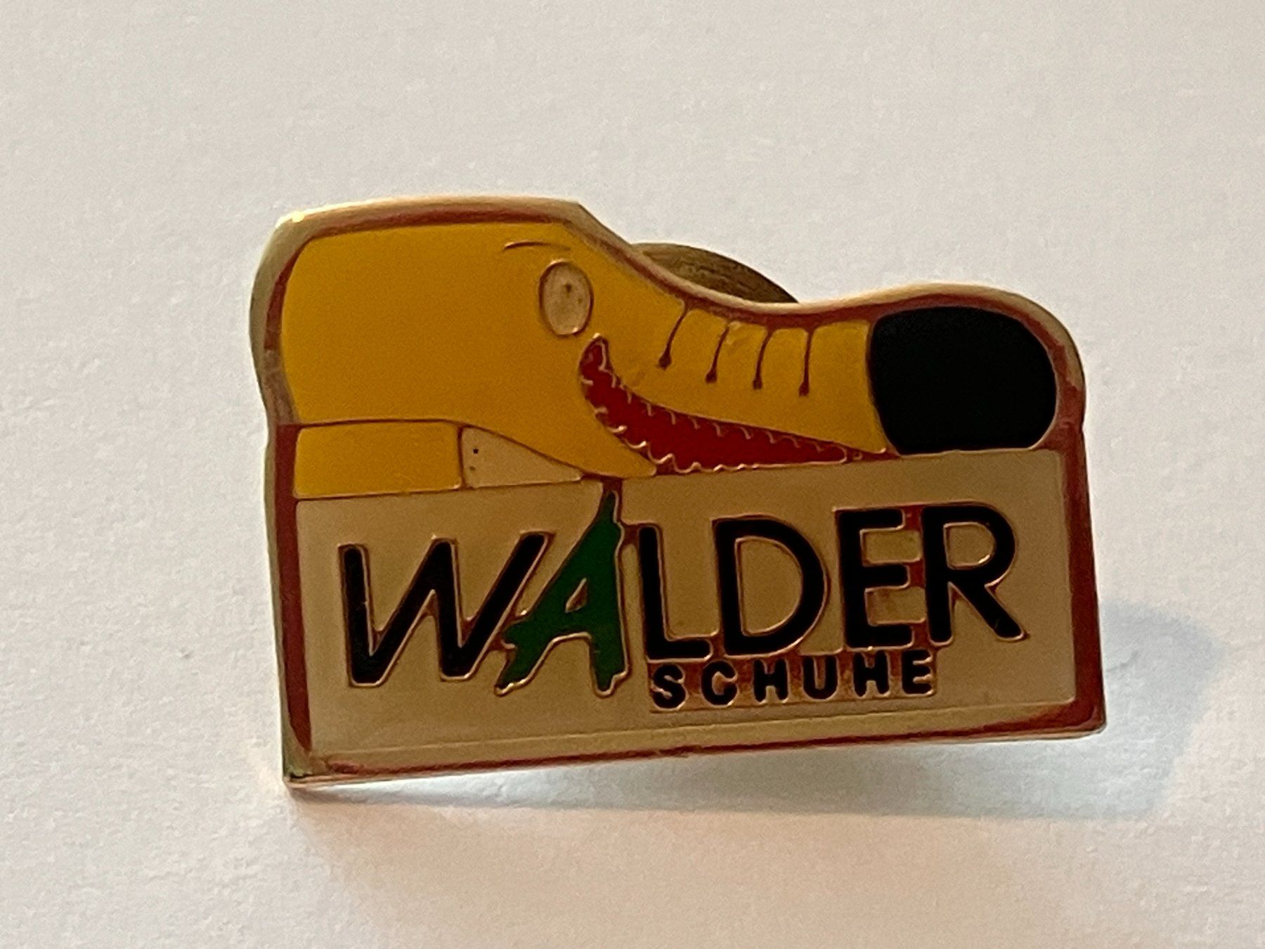 Placchette & Badge: 1 Pin Walder Schuhe – Usato da Basel venduto da djwwpp