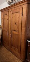 Massives Holzschrank mit Geschirr und Kleiderstange