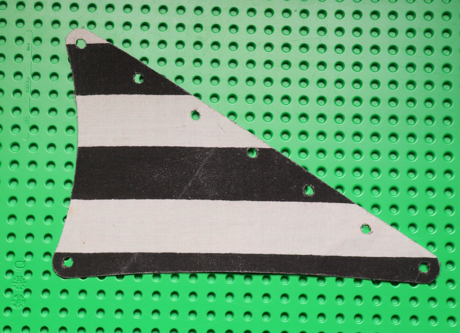 Lego Spielzeuge: LEGO® Cloth Sail Triangular 15 x 22 with Black Thick Stripe – Gebraucht aus Hettlingen von Scholi99 1