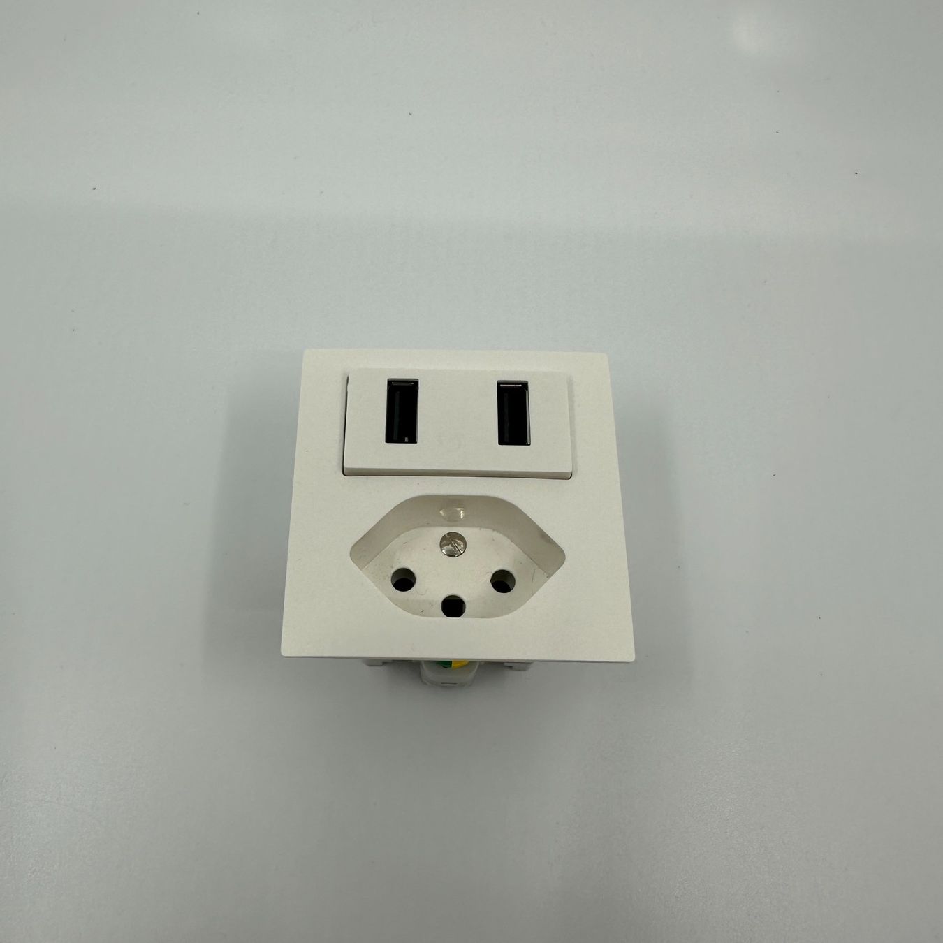 ABB Stecker: ABB USB Steckdose mit USB Ladebuchsen max.2400mA – Gebraucht aus Lommis von Ingoeli