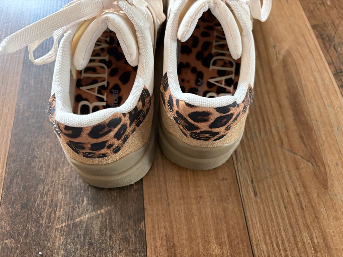 Stradivarius Damenschuhe: Sneakers STRADIVARIUS weiss/beige mit Leo Muster – Neu (gemäss Beschreibung) aus Ebnat-Kappel von Mzottli 1