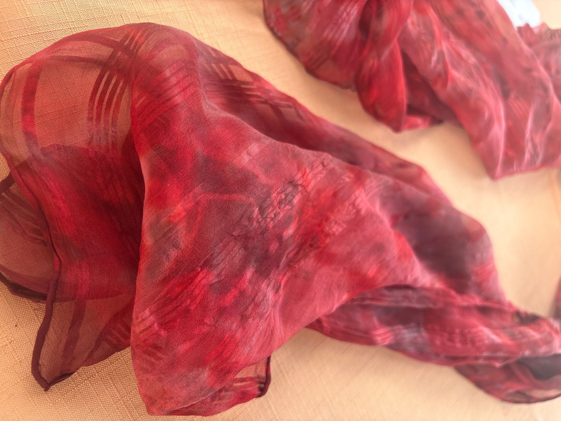 Foulards, Tücher & Schals: neuer roter Seidenschal - das perfekte Accessoire – Neu und originalverpackt aus Andwil SG von schmei 1