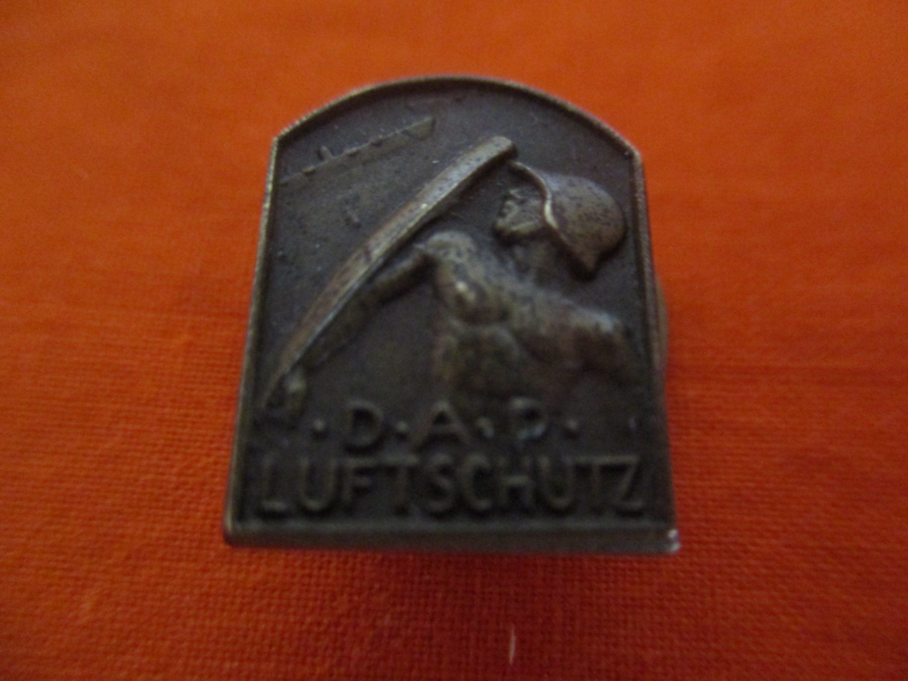 Plaquettes & Badges: Reversknopf Militär, D A P Luftschutz – D'occasion à Birsfelden par alles-muss-raus 1