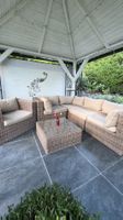 Rattan-Lounge mit Kissen und Glastisch
