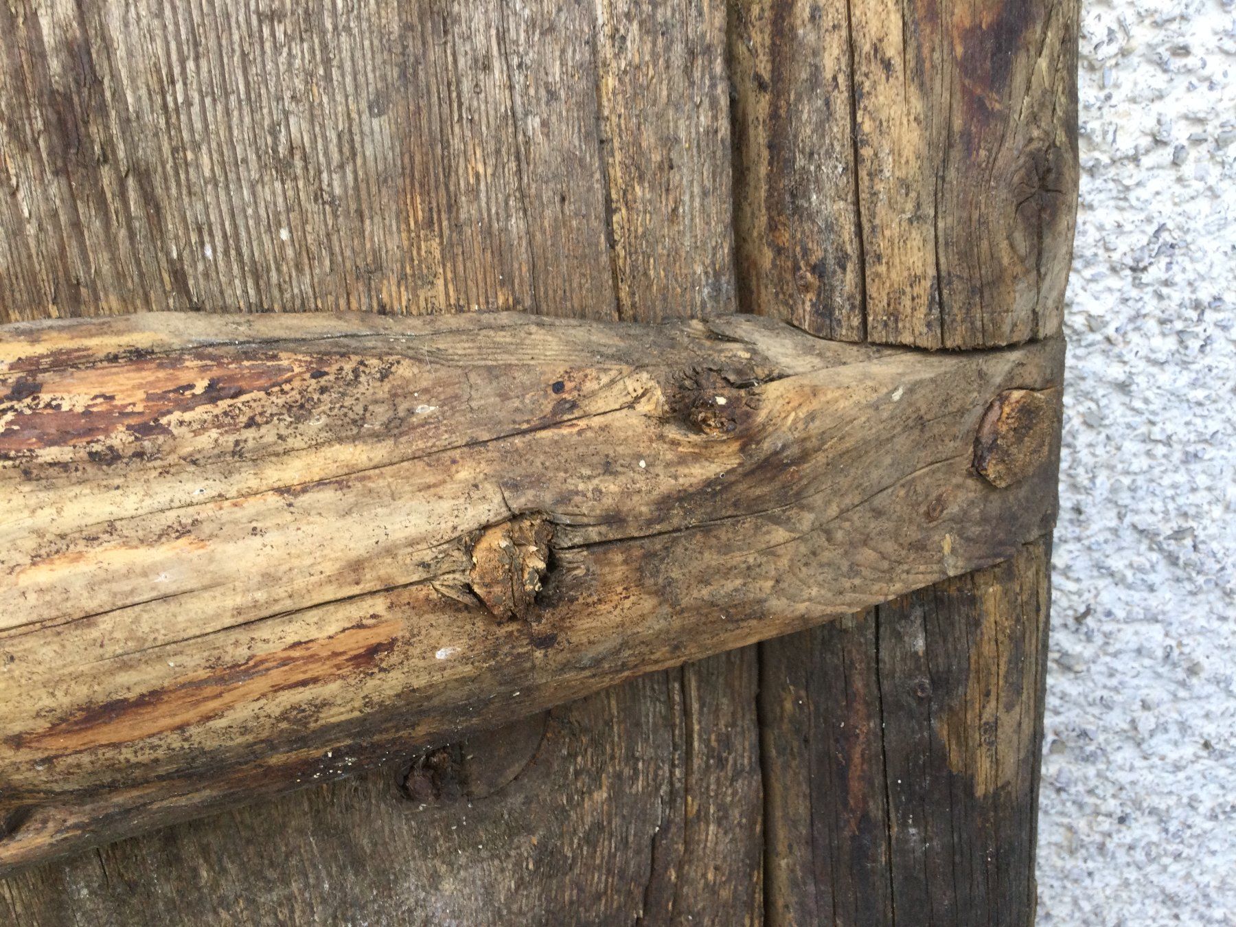 Werkzeuge: Uraltes gebrauchtes Holztor oder Türe mit Holznägeln – Gebraucht aus Wangen SZ von kuriosum12 7