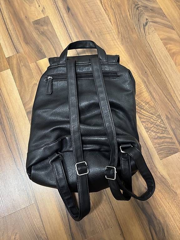 Rucksäcke: Rucksack schwarz Kunstleder – Gebraucht aus St. Gallen von mustang96 1