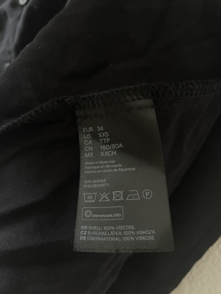 H&M Kleider: Simples schwarzes Kleid mit Knöpfe – Gebraucht aus Uster von emm_px8k 3