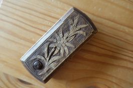 Holzkästchen Edelweiss-Schnitzerei Streichholzhalter