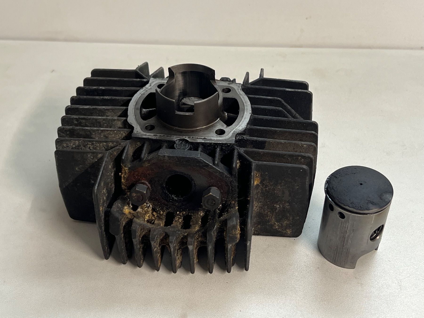 Puch Parti ricambio per ciclomotori: Puch Supermaxi E50 Zylinder 38mm und Kolben KAT – Usato da Steffisburg venduto da FlorianJohner