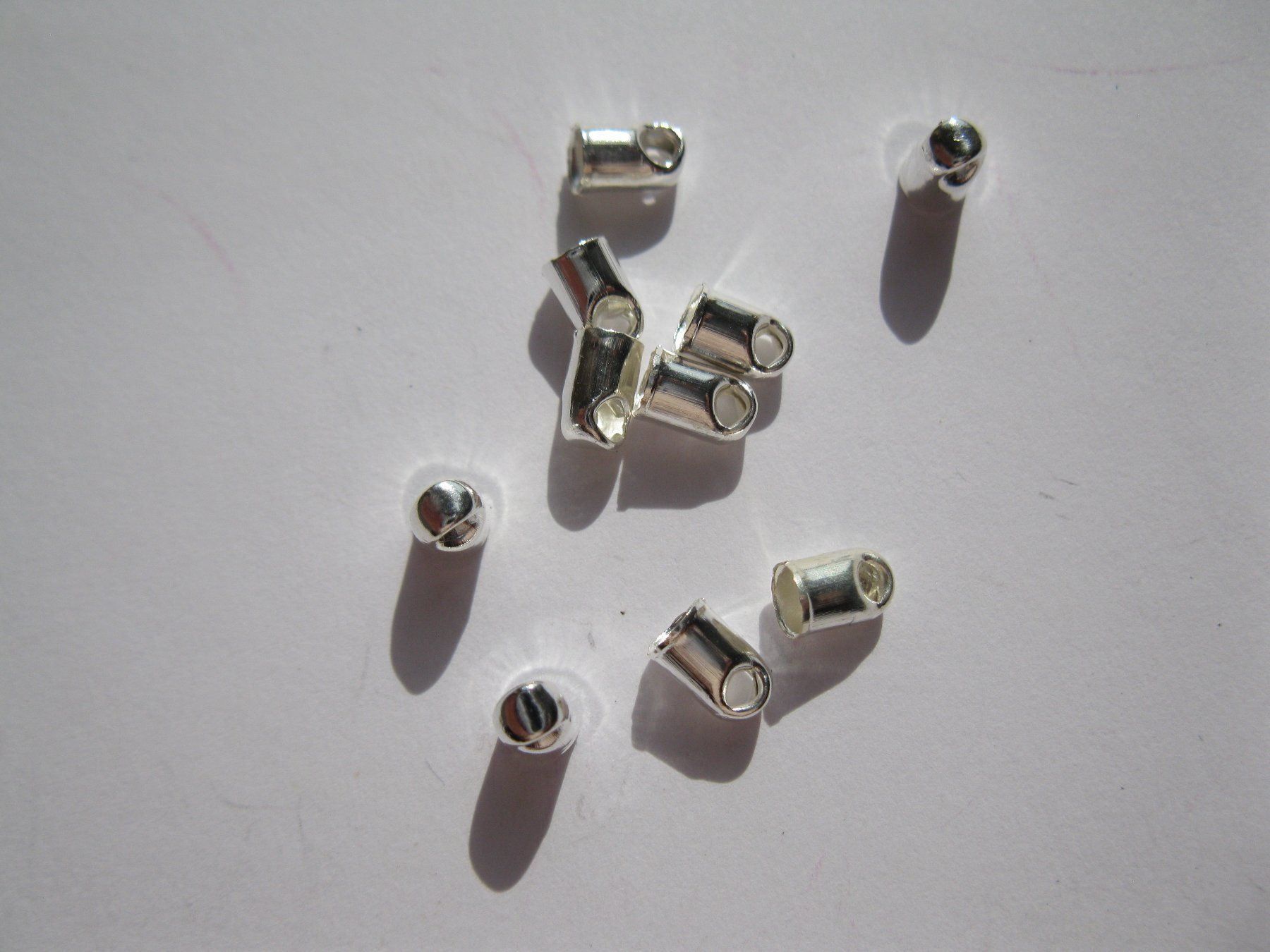 Perle (finte): 10 Endkappen, Endteil, Verschlussteil versilbert 3mm – Nuovo e nell'imballaggio originale da St. Margarethen TG venduto da LuanaKa