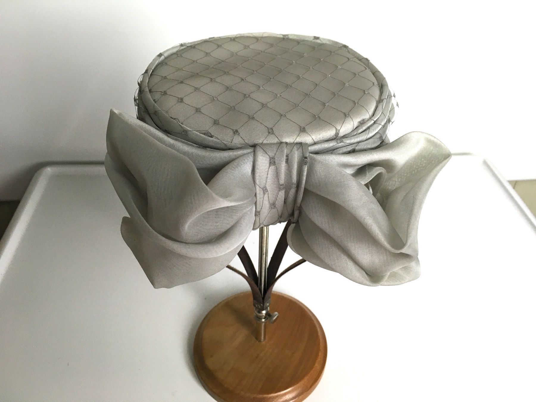 Copricapi, berretti & cappellini: Vintage, Original, Pillbox, Damenhut, hellgrau, 1960er J. – Usato da Bühler venduto da tashina96