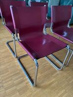 Vier Freischwinger-Stühle aus bordeauxrotem Leder