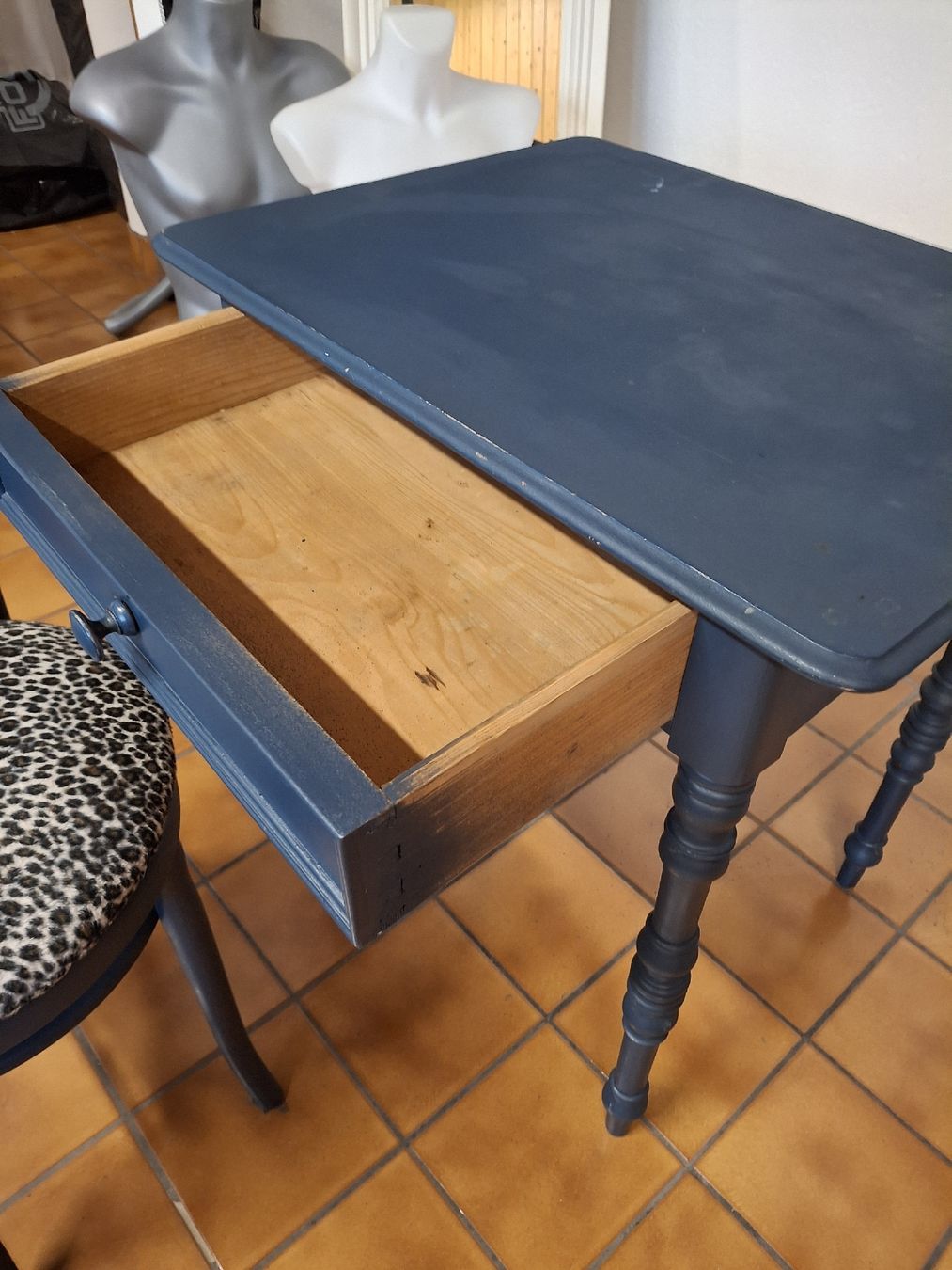 Tische: Antiker Tisch mit Stuhl, Petrolblau, Vintage – Gebraucht aus Thun von shashala 7