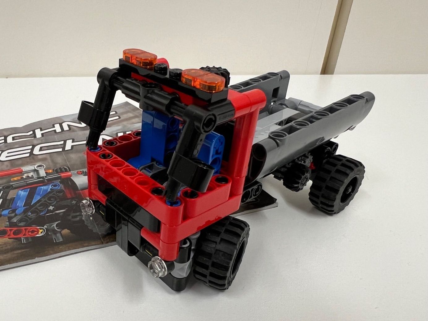 Lego Kit di costruzioni: LEGO Technic 42084 - Toller Absetzkipper! – Usato da Bottmingen venduto da Botbas 9