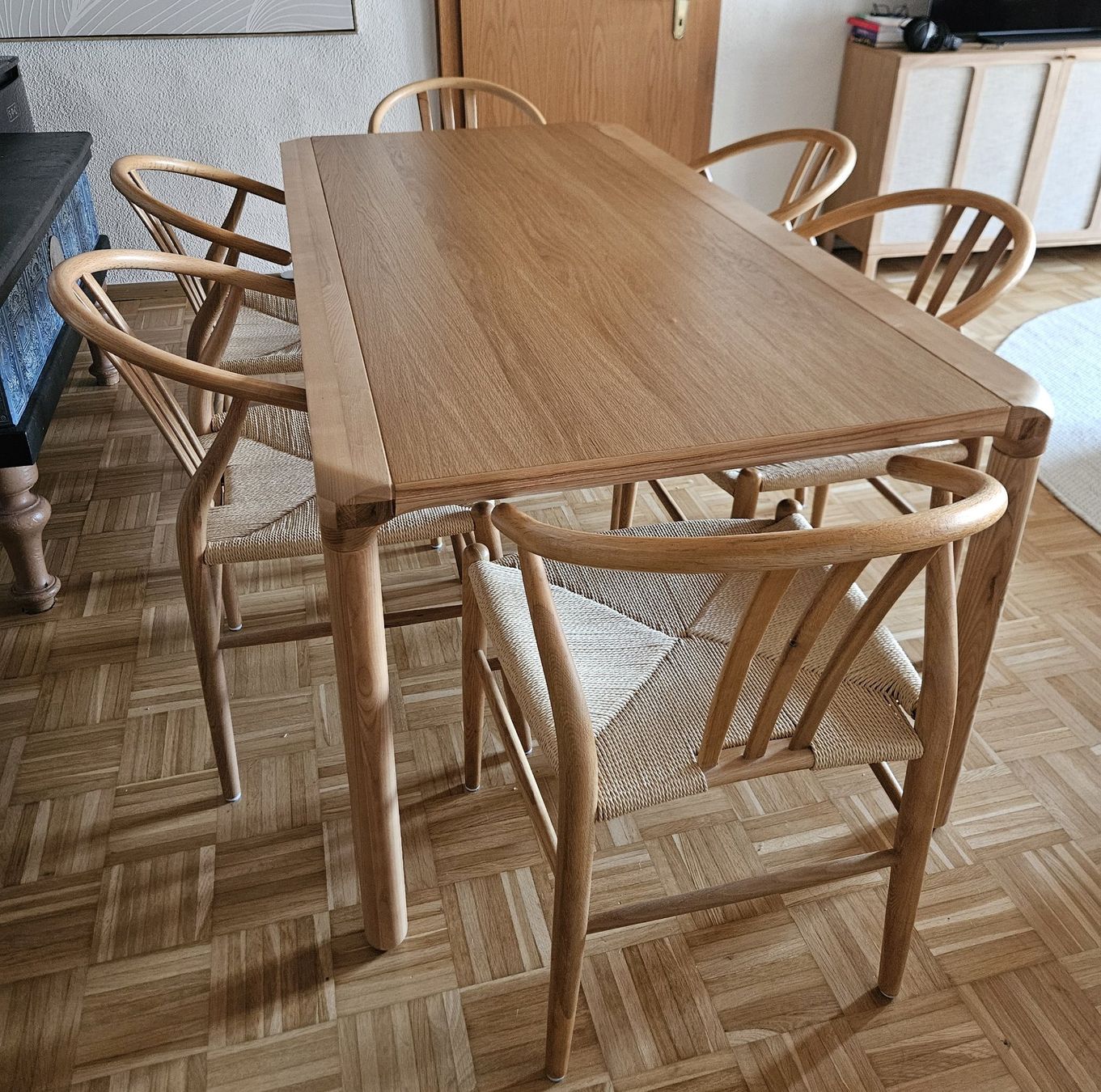 Set de table et chaises: Zuiver Esstisch + 6 Stühle, Esche und Eichenholz – D'occasion à Nuglar par mjc_cw9f 1